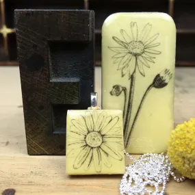 Cottage Garden Scrabble Tile Pendant and Teeny Tiny Tin - Daisy