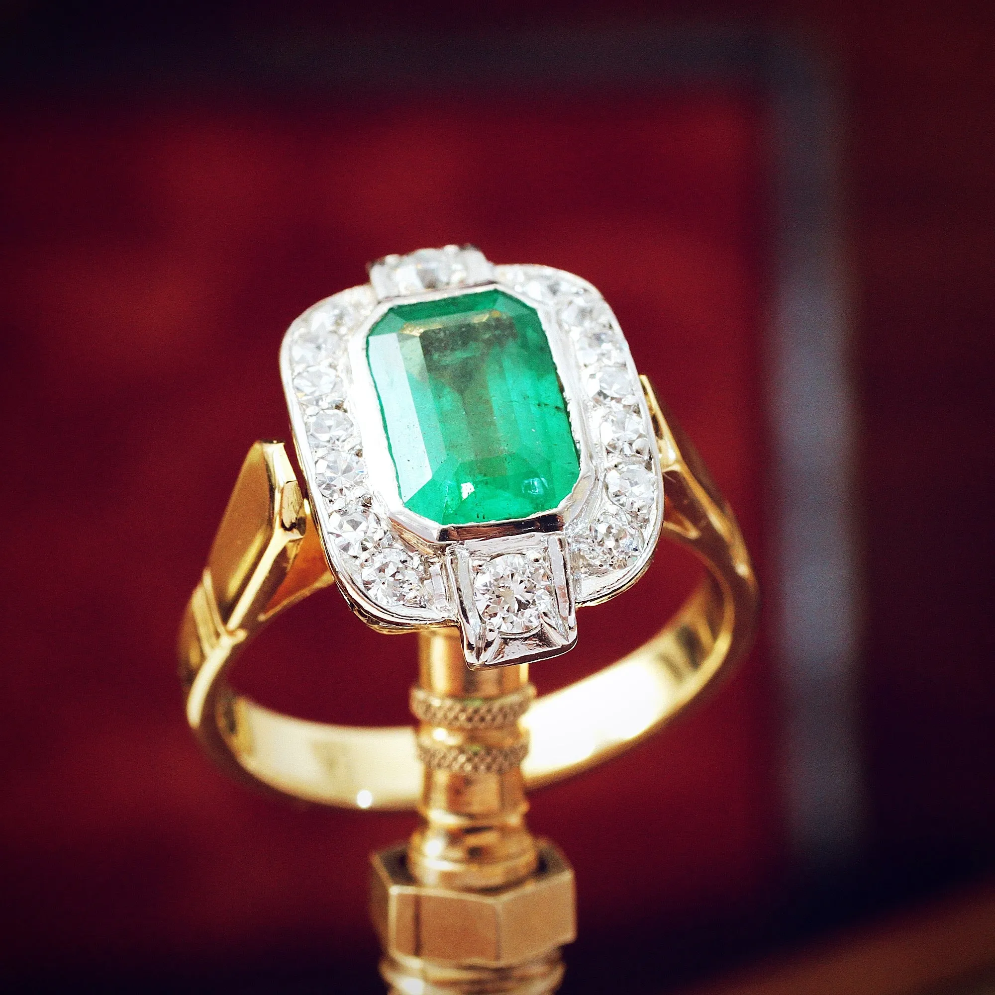 Fantastique 1970's Deco Emerald & Diamond Cocktail Ring