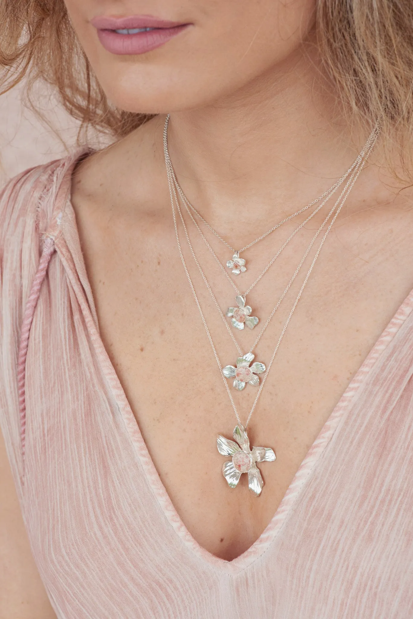 Fera ~ Tiny Flower Pendant